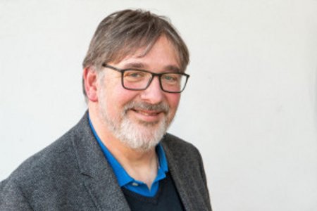 Opfergabenteller mit Mann